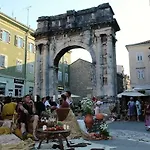 Zora * Pula